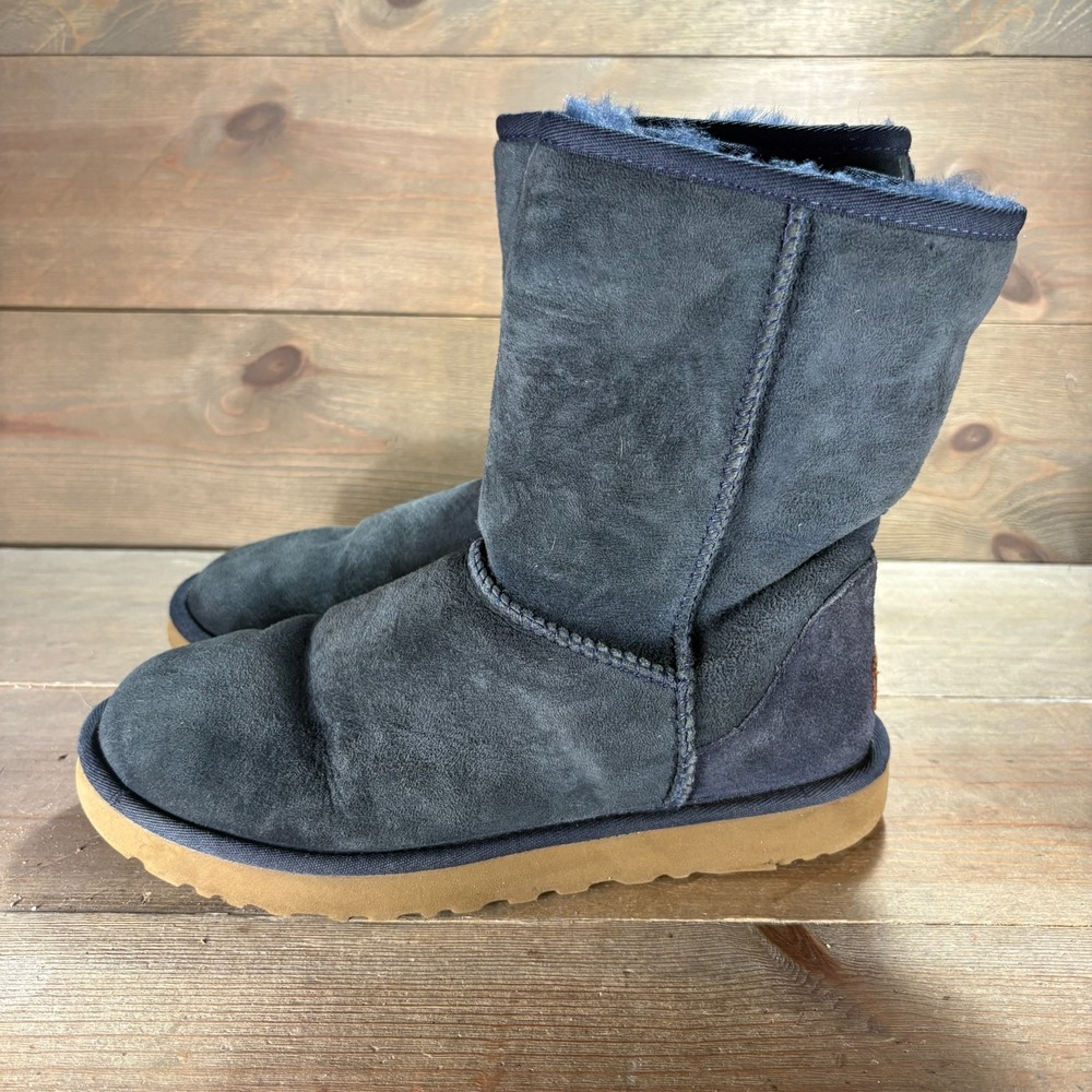 UGG Classic Short II Womens size 8 shoes Navy Suede Lined snow boots